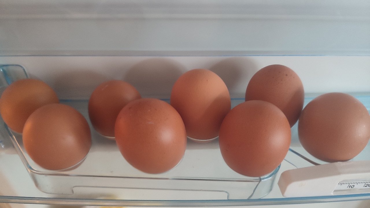 Главная картинка новости: Опытные продавцы выбирают яйца себе домой только так - запоминайте 2 приема