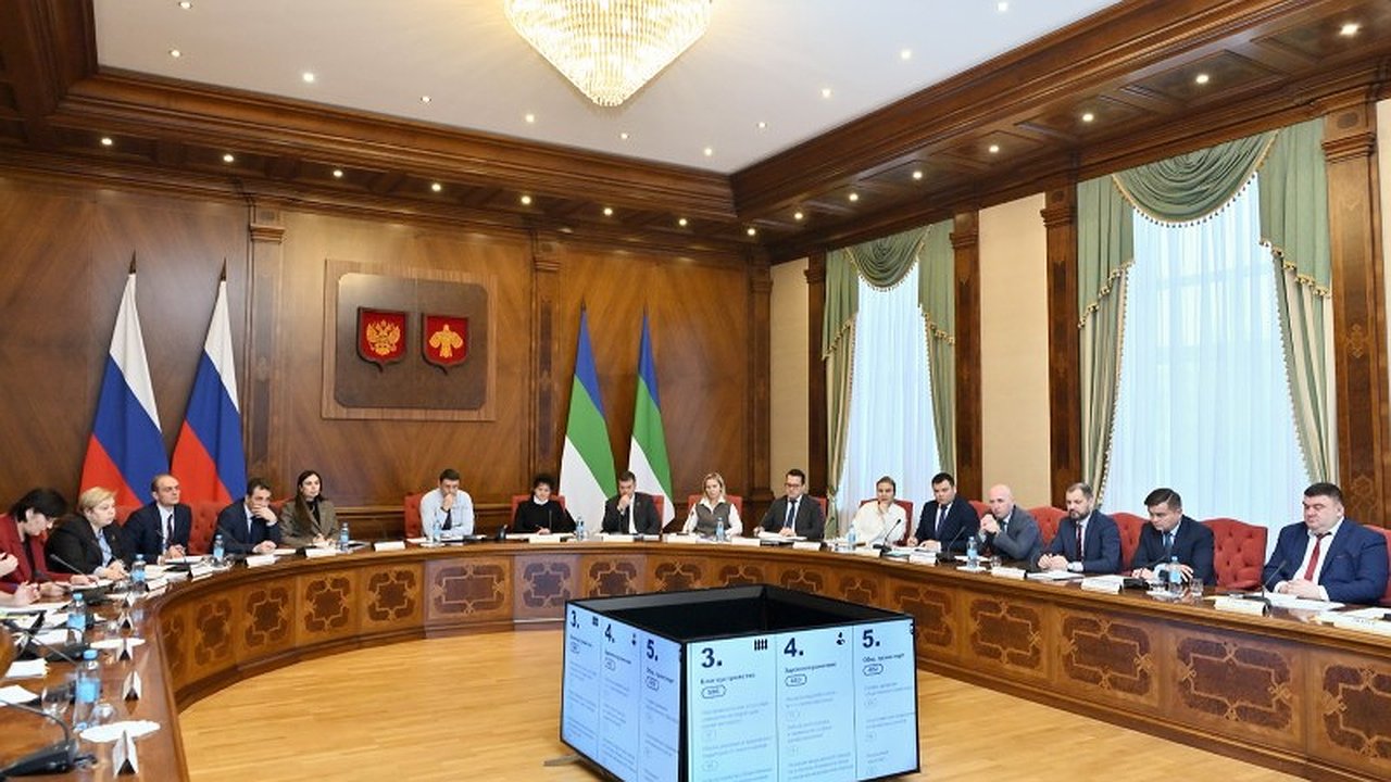 Главная картинка новости: В Коми власти потребовали ускорить уборку дорог и повысить готовность к снегопадам