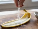 Банановую кожуру посыпаю солью —всю зиму не нарадуюсь своей смекалке: лучший лайфхак для опытных лентяев