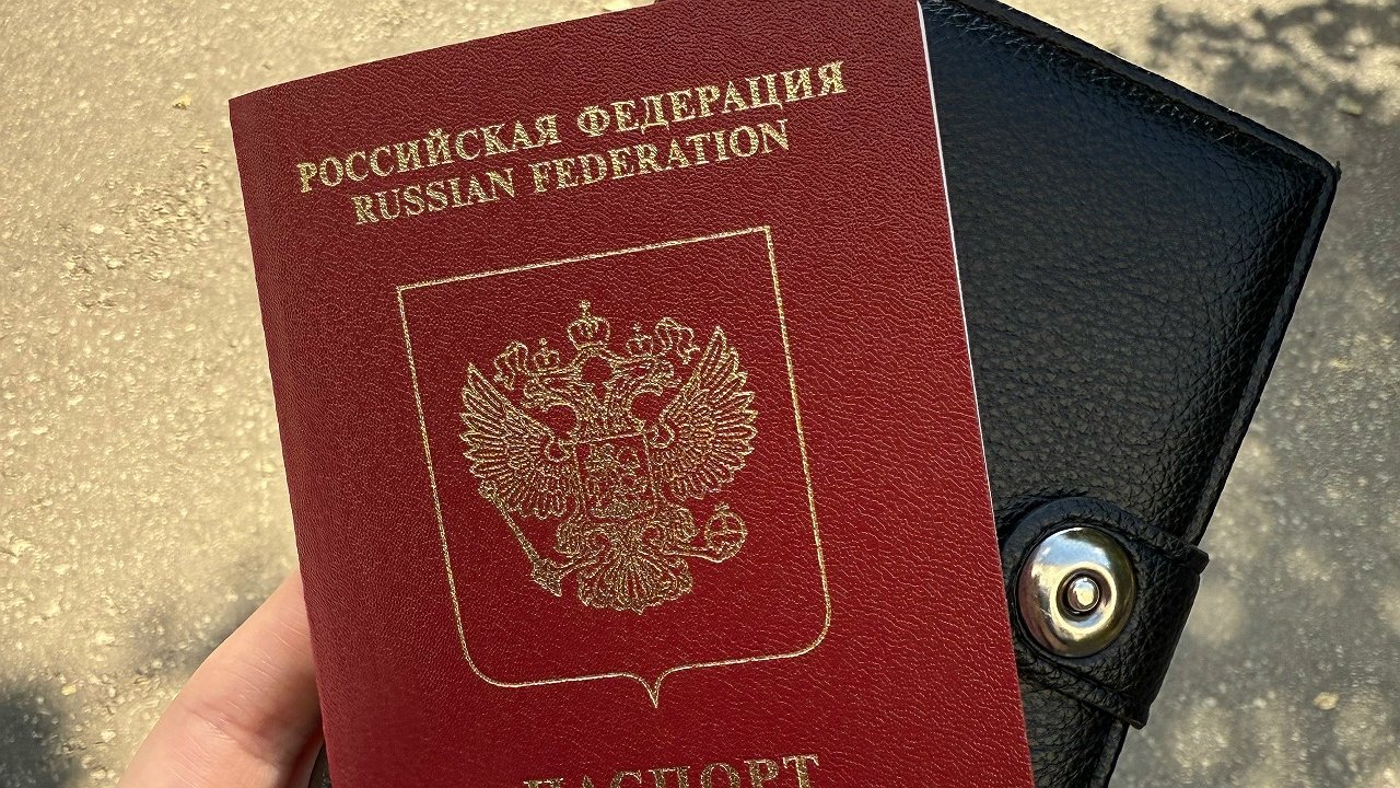 Главная картинка новости: В Коми снизилось число оформленных загранпаспортов по итогам 2025 года
