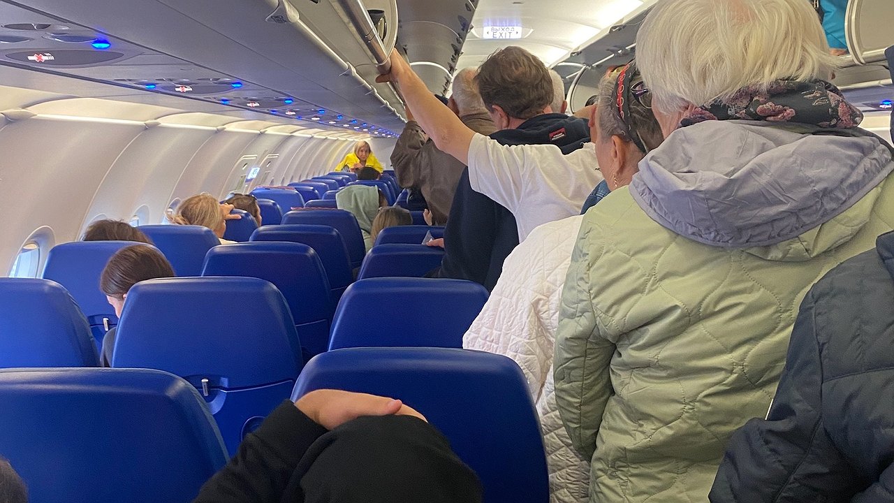 Главная картинка новости: Почему опытные выбирают «худшее» место в самолете