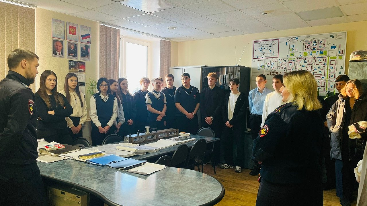 Главная картинка новости: В Усинске школьников познакомили с работой полиции в рамках акции «Студенческий десант»