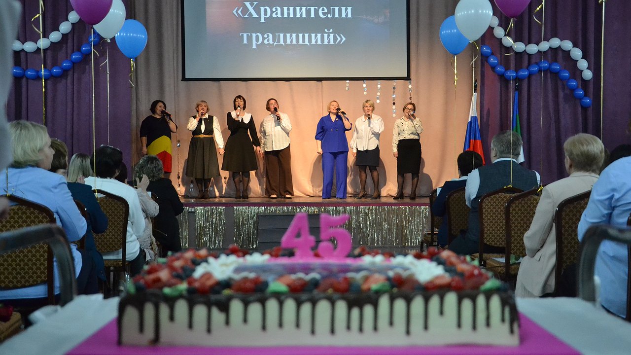 Главная картинка новости: Усинский лицей отпраздновал 45-летний юбилей