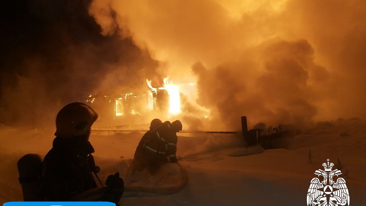 Главная картинка новости: В Усинске пожарные спасли людей из горящего дома и потушили грузовик