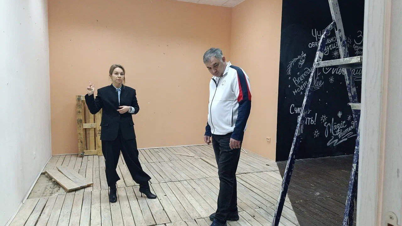 Главная картинка новости: В Усинске в новогодние каникулы начали обновление Молодёжного центра