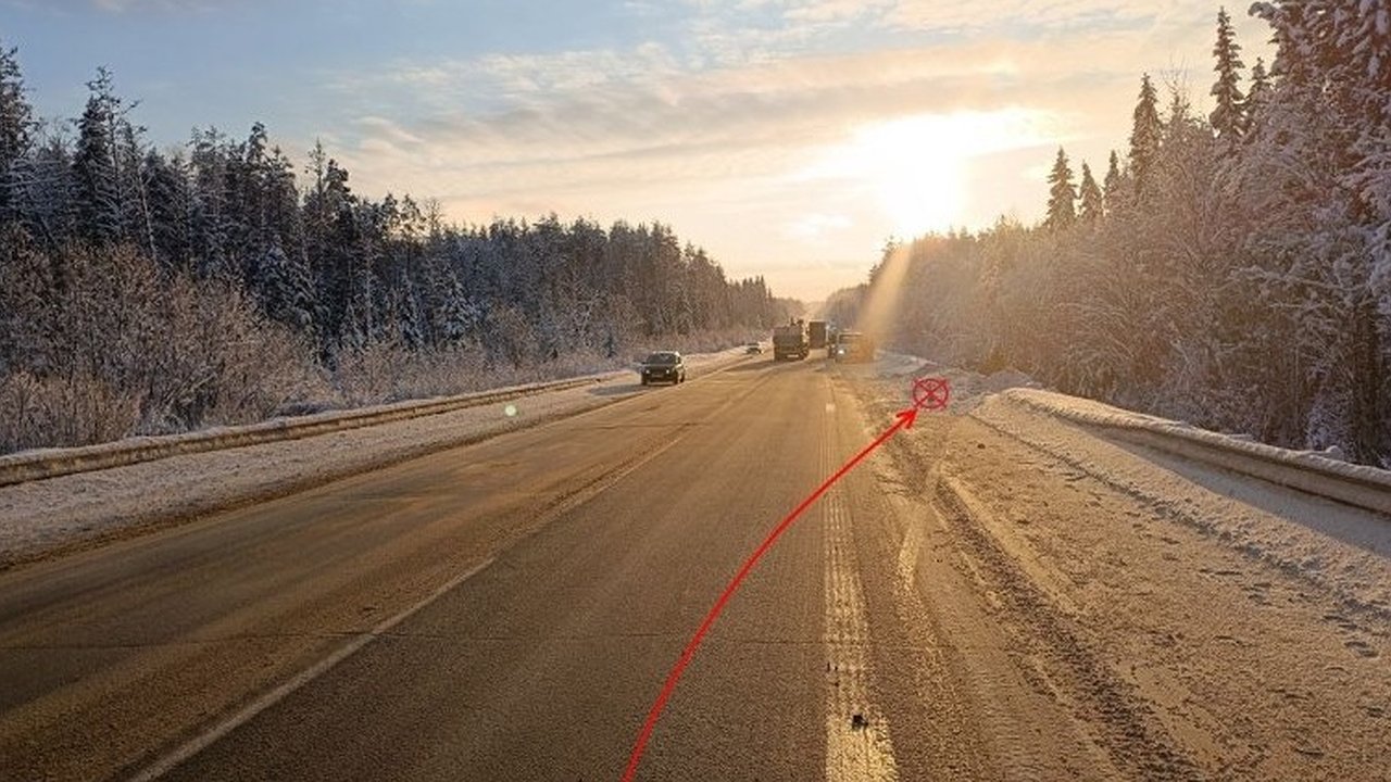 Главная картинка новости: В Коми иномарка опрокинулась после наезда на снежный вал на объездной трассе