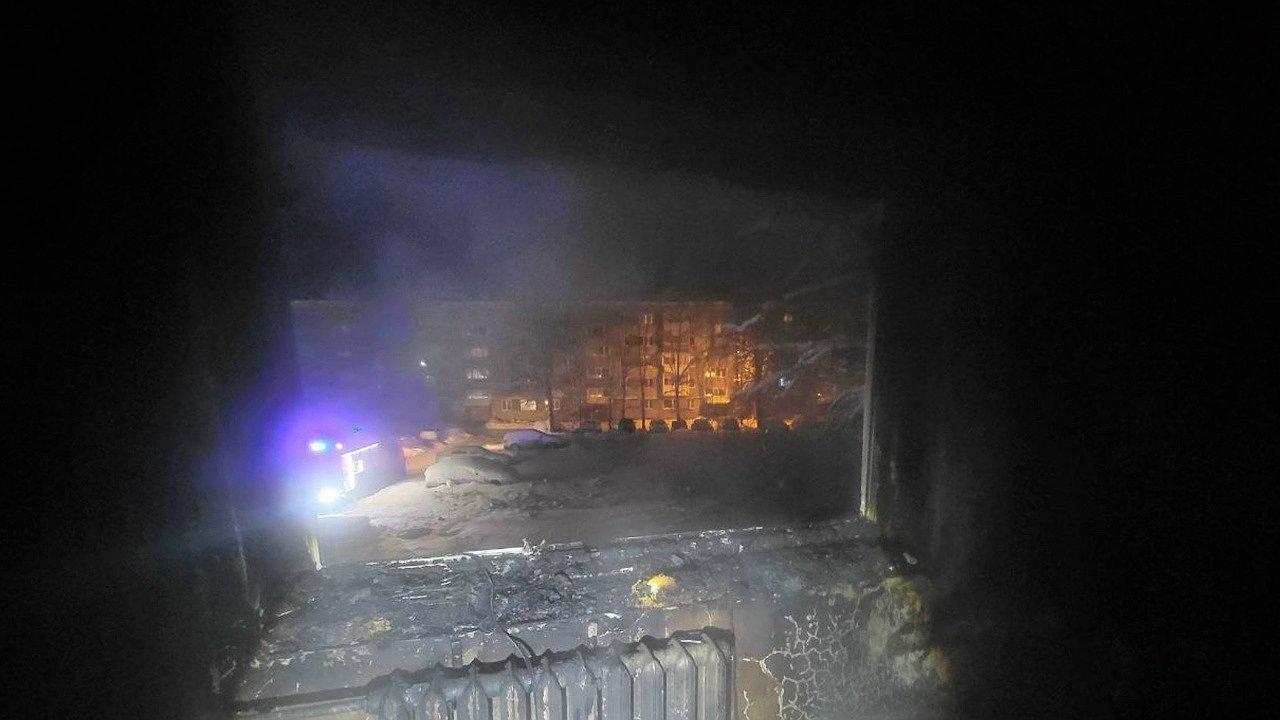 Главная картинка новости: В Усинске при пожаре в многоэтажке спасли человека