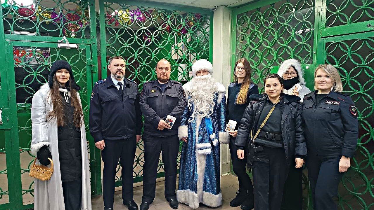 Главная картинка новости: Юные усинцы отблагодарили тех, кто обеспечивал городскую жизнь в праздничные дни