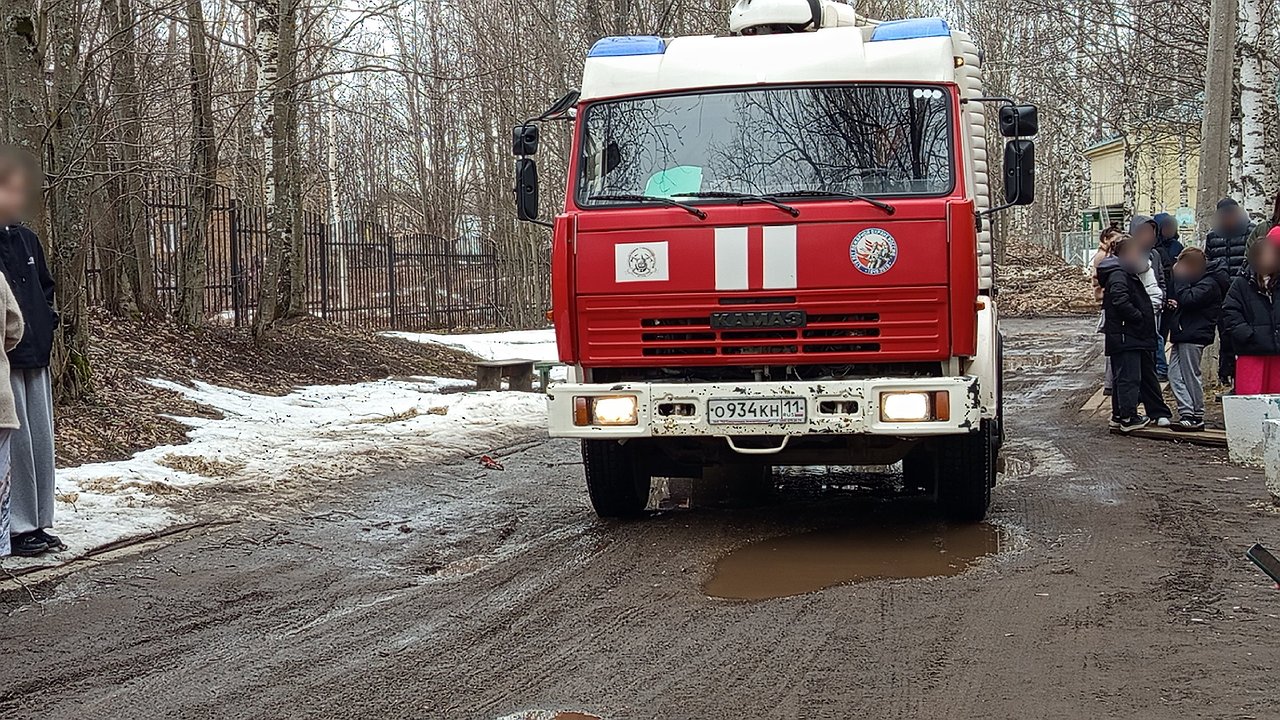 Главная картинка новости: На трассе Усинск — Мутный Материк загорелся грузовой автомобиль