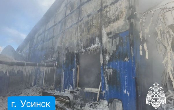 В Усинске сгорело нестационарное строение