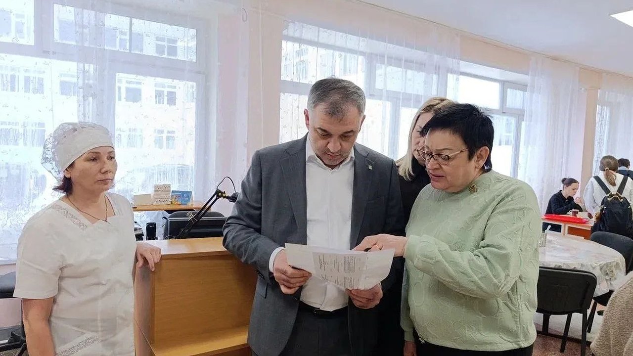 Главная картинка новости: Глава Усинска посетил лицей и обсудил подготовку к экзаменам и летним работам