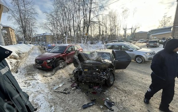 В Коми пенсионер на "Мазде" протаранил ВАЗ с молодёжью