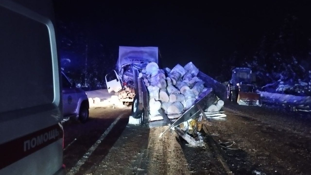 Главная картинка новости: После ДТП в Коми у водителя трактора украли вещи с места аварии