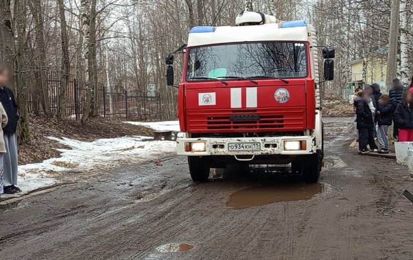 В Усинске эвакуировали 15 человек из-за пожара в жилом доме