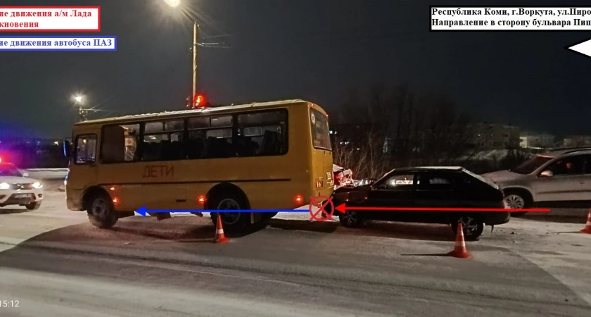 Фото к статье: В Коми пьяный водитель врезался в школьный автобус