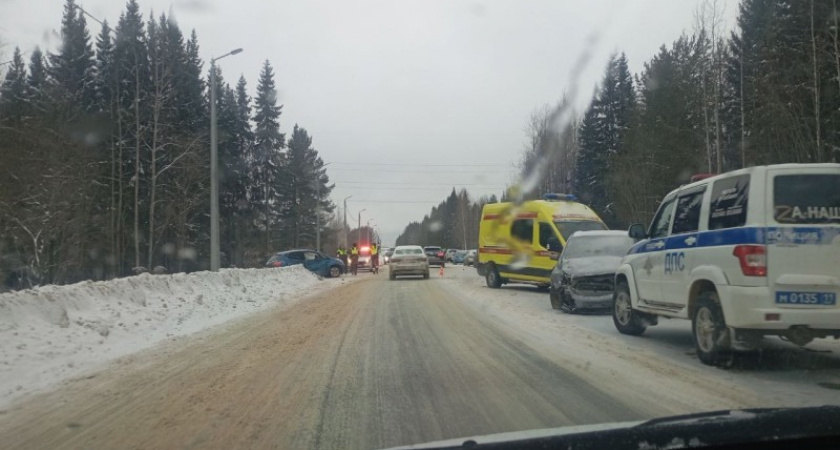 В столице Коми произошла авария с несколькими автомобилями