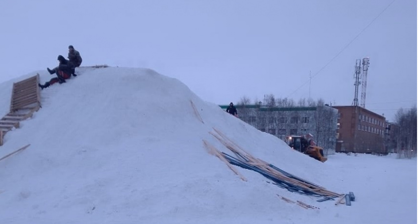 В Коми начали разбирать новогоднюю горку