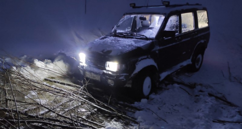 Под Усинском три "Бурана" вытаскивали автомобиль из промоины на зимней переправе