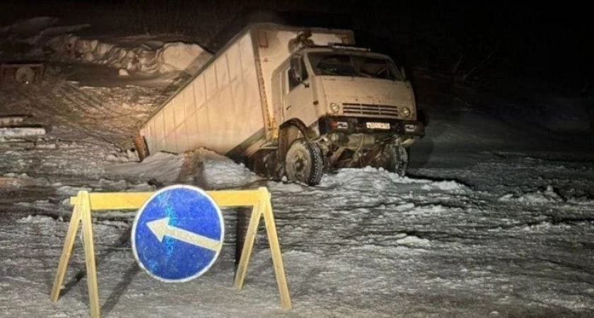 В Усинске грузовая машина провалилась под лед