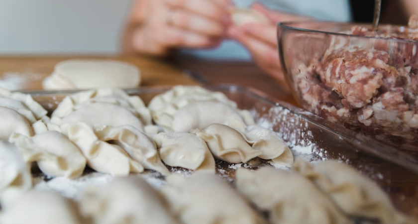 Перемолотые рога и копыта, ни грамма мяса: в Роскачестве назвали худшие бренды пельменей