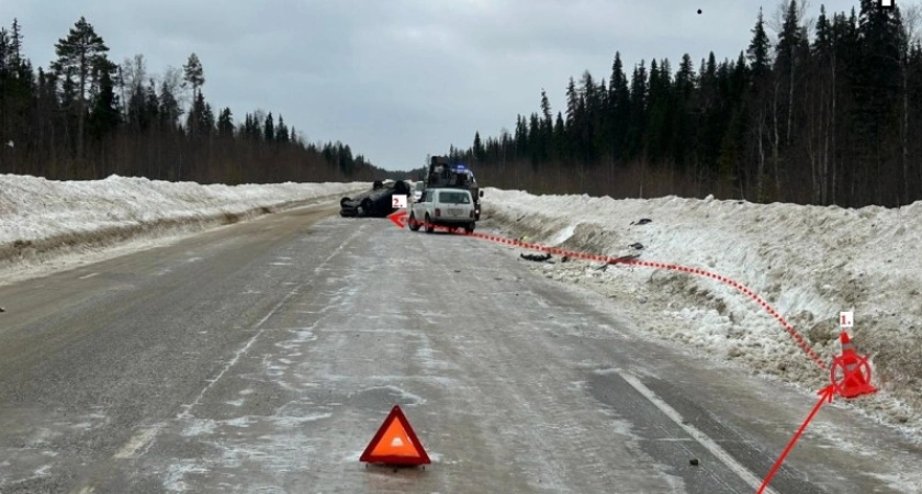 Фото к статье: В Коми на трассе перевернулась машина