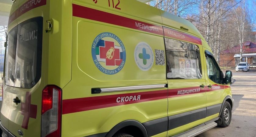 Сельская взаимопомощь: в Коми жители вызволили скорую из грязевого плена