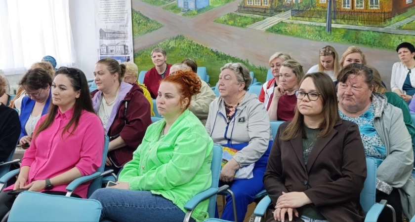 Фото к статье: Глава Усинска обсудил с жителями Усть-Усы и Новикбожа ремонт дорог и газификацию 