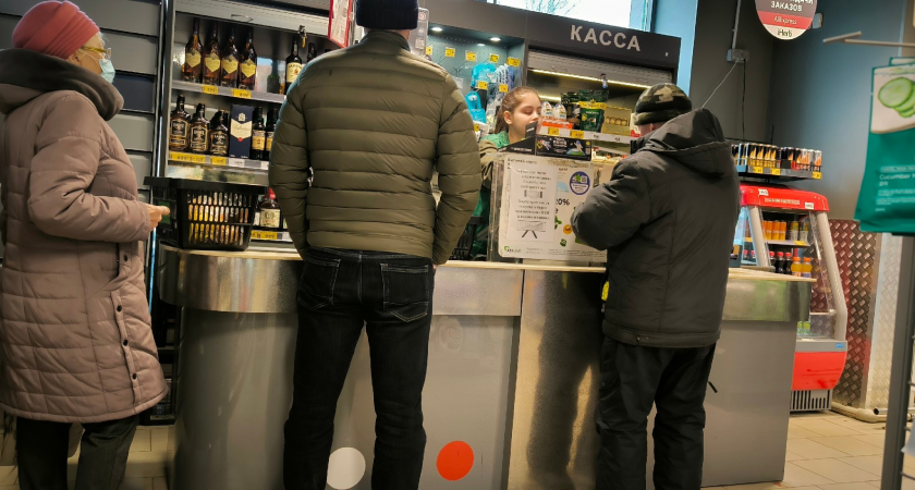 Почему в магазинах больше не расплачиваюсь картой: оказалось кассиры "Пятерочки" и "Магнита" внимательно смотрят на эти данные