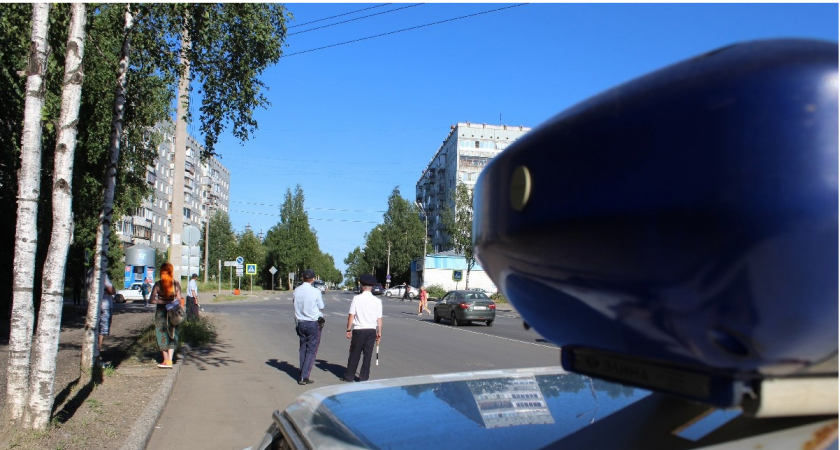 В Коми сотрудники ГИБДД спасли мужчину из задымленного подъезда