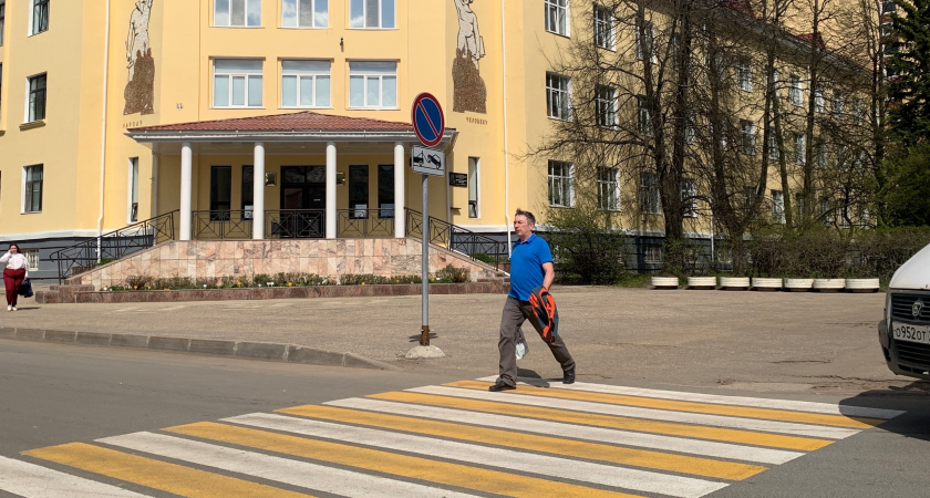 Только неработающим. Пенсионерам дадут один раз по 25 000 рублей уже в июле