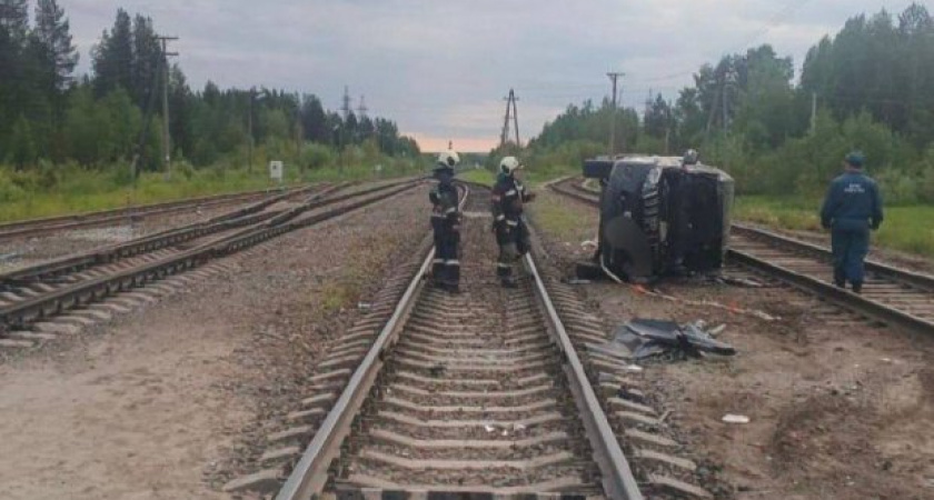 В Коми лихач на авто протаранил грузовой поезд на переезде