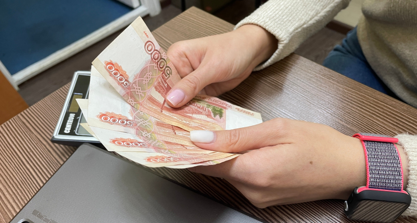 Заморозят уже с 1 августа. Всех, у кого есть вклад или деньги в банке, предупредили