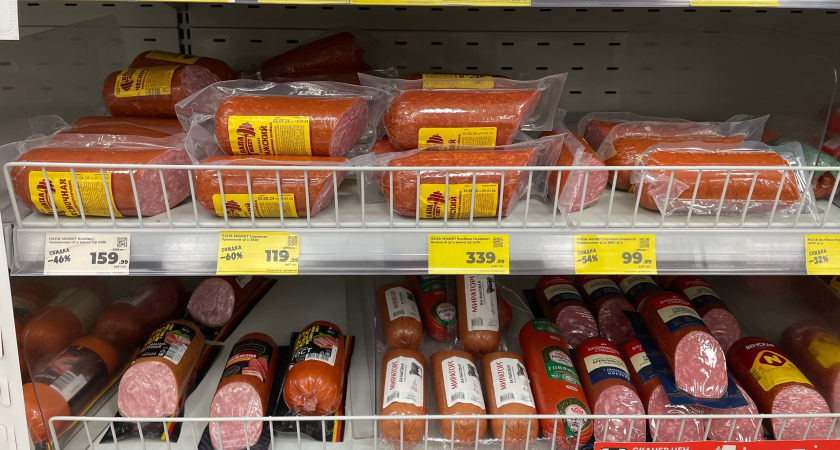 Подруга-продавец рассказала - зачем люди берут в «Светофоре» по 10-20 палок колбасы и по 20 килограммов сосисок