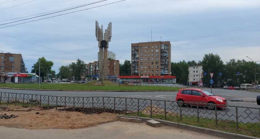 Верховный суд постановил: какой поворотник надо включать водителю при въезде на кольцо — правый или левый