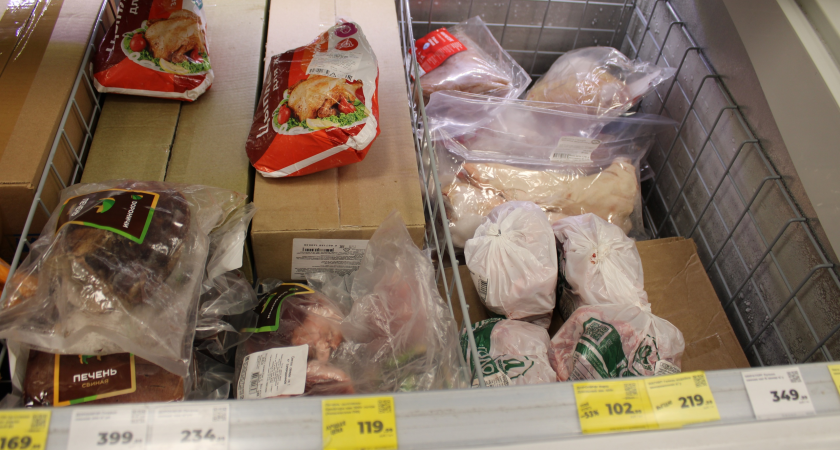 Продавщица в "Пятерочке" увидела, как я закупаюсь курицей — указала на 3 признака: теперь знаю, как понять наколотое