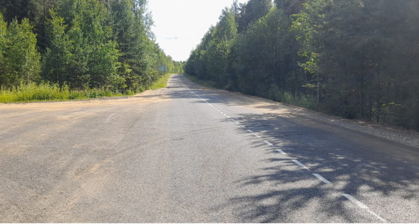 В Коми обновляют почти шесть километров дороги к границе с Кировской областью