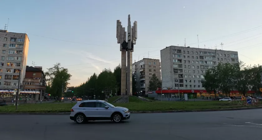 Верховный суд постановил: какой же поворотник нужно включать водителю при въезде на кольцо — правый или левый