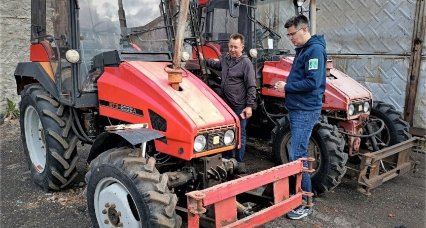 Усинская ЦРБ получила новые трактора для коммунальных нужд
