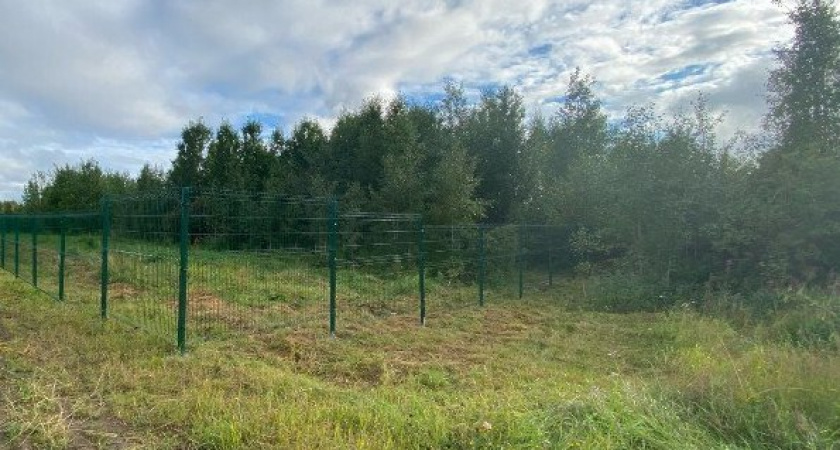 В Усинском округе установили новое металлическое ограждение на кладбище