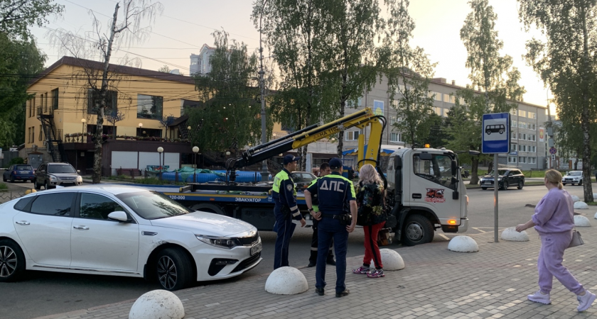Остановил инспектор ГИБДД - «сзади пассажир не пристегнут, выписываю штраф»: кто будет оплачивать и что делать по закону
