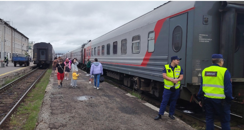 «В 7 утра с верхней полки слезла соседка и стала будить меня, чтобы я уступил ей место»: закон заработал