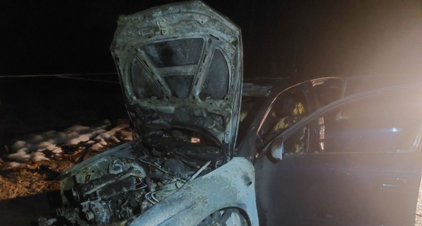 В Коми на дороге загорелся легковой автомобиль