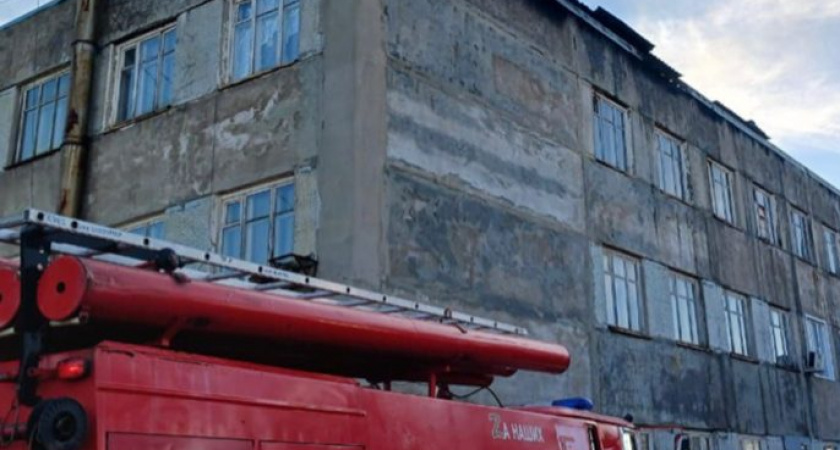 В Усинске огнеборцы ликвидировали пожар на крыше административного здания