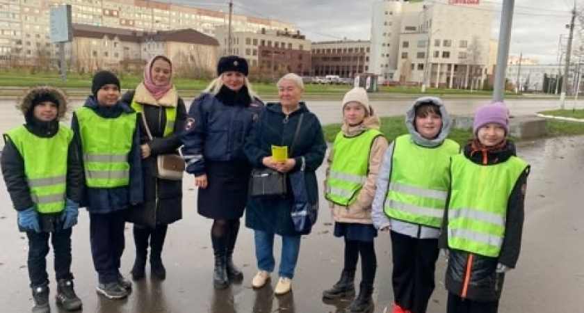В Усинске школьники напомнили горожанам о правилах дорожной безопасности