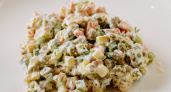 Салат «Обжорка» - просто и быстро: 4 ингредиента, а вкус шокирующий – его сметут со стола самым первым