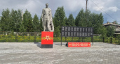 Мемориал "Воин с венком" обрел новую жизнь в усинском селе