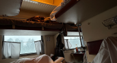 В плацкарт вошла благородная пожилая дама. Пришлось уступить низ, и это было лучшее решение