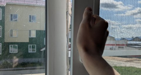 Нужно ли закрывать окно в жару, когда включаешь кондиционер – запомните раз и навсегда
