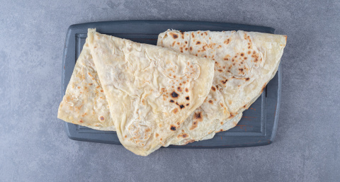 Быстро, просто и очень вкусно: берем лаваш и готовим вкуснейшие рулетики —  сметут со стола, моргнуть не успеете