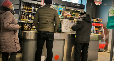 Почему в магазинах больше не расплачиваюсь картой: оказалось кассиры "Пятерочки" и "Магнита" внимательно смотрят на эти данные